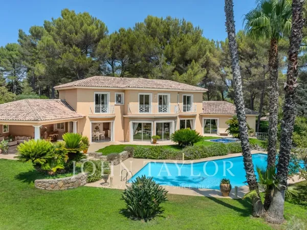 Mougins, superbe néo provençale dans un domaine fermé 