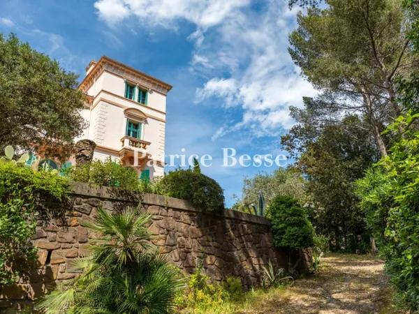 À 5 min du centre-ville de Saint-Raphaël, une villa Belle Époque 