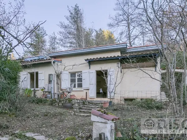 Maisonnette à rénover avec belles vues sur la vallée 