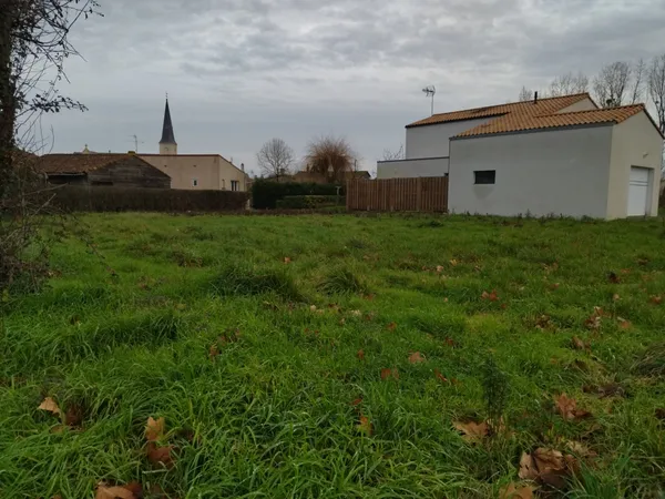 Terrain en centre bourg de Sainte Florence 
