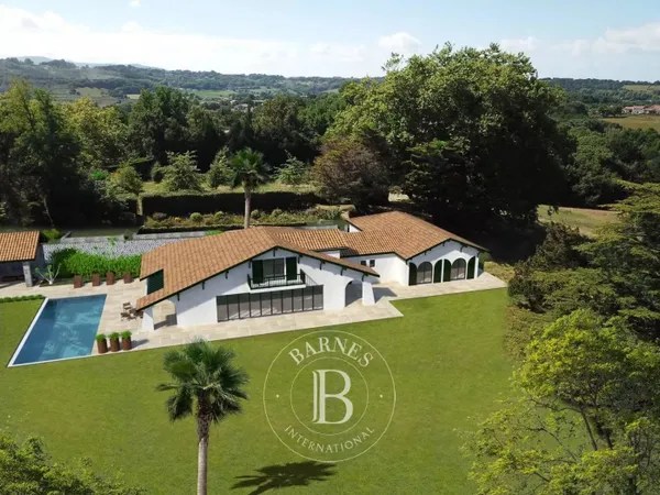 URRUGNE, MAISON DE 280 M² AVEC VUE PANORAMIQUE SUR LES MONTAGNES 