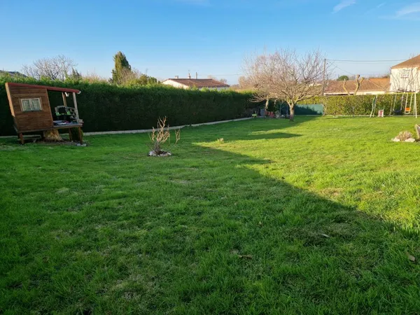 Lagardelle, Terrain Plat, constructible d'environ 500 m² 