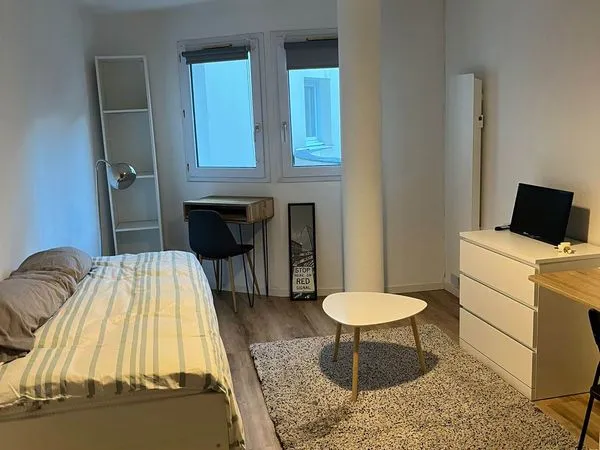 Studio Meublé totalement rénové, Cité des Congrès, 1 pièce 20 m² 