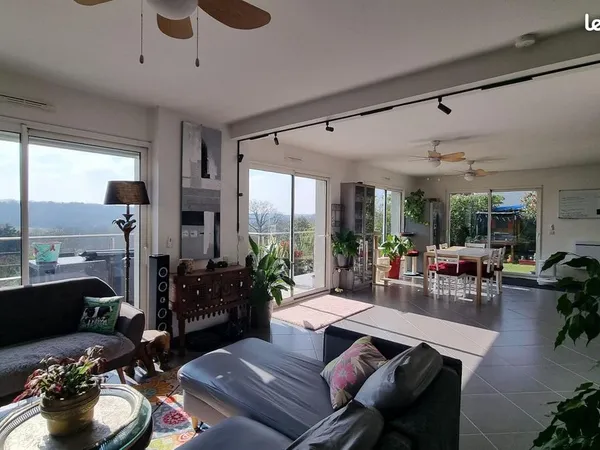 Maison avec piscine et vue exceptionnelle 