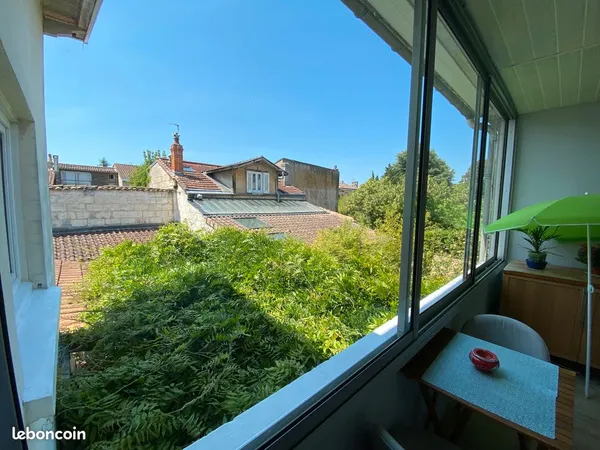 Appartement rénové 4 pièces barrière du Médoc 