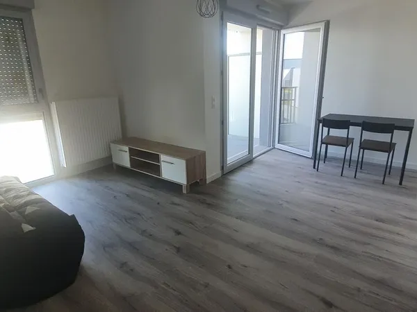 Studio meublé angers avec balcon + parking 