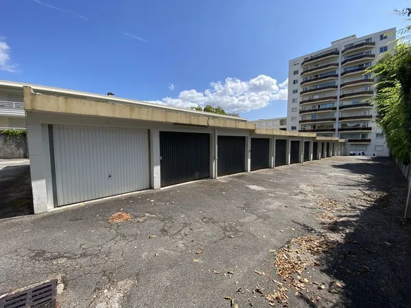Garage sécurisé. Résidence Frontenac Bordeaux 