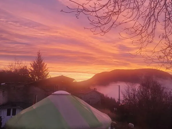 Eco lieu camping yourtes et maison paille 