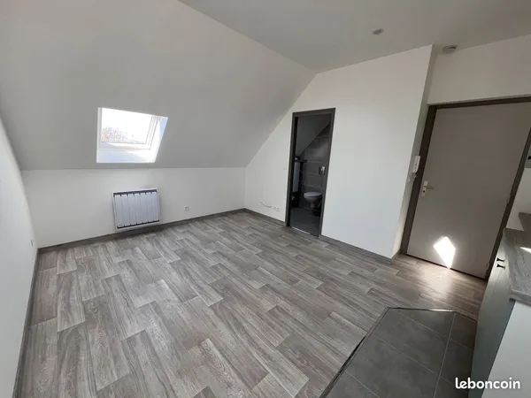 Petit Studio très lumineux, +- 20 M2, une partie en sous pente, situé au 2 eme et dernier étage 