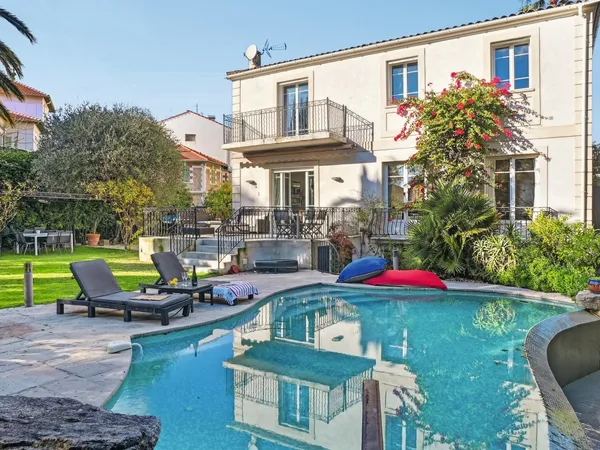 VILLA AVEC PISCINE, PROCHE CENTRE 
