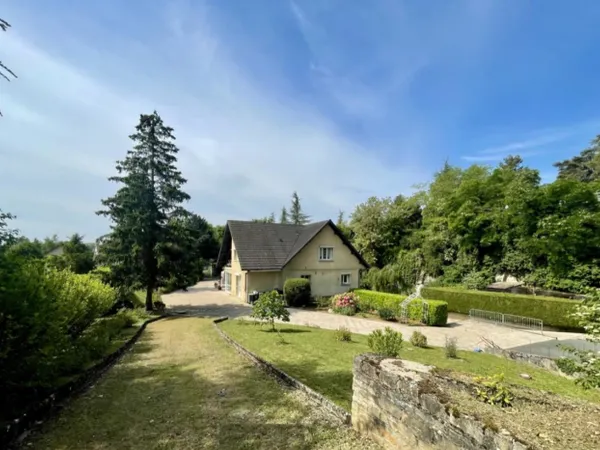 Baisse de prix. Maison familiale de 331 m² habitables sur terrai 