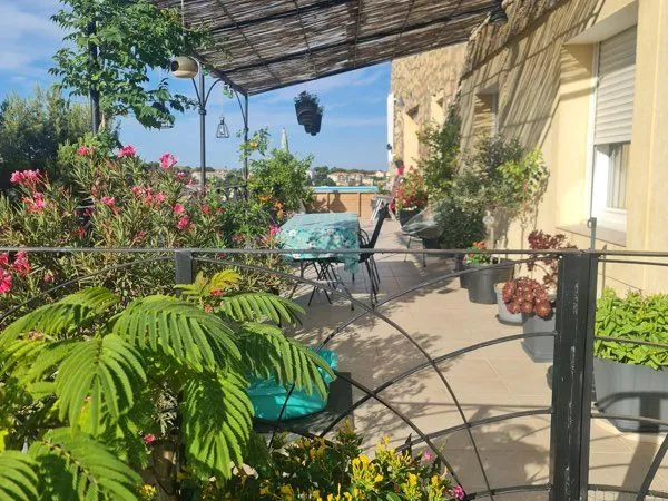 PARTICULIER VEND A ISTRES - Charmant T3 de 90 m2 - TERRASSE 45 m2 - PISCINE - VUE DEGAGEE 