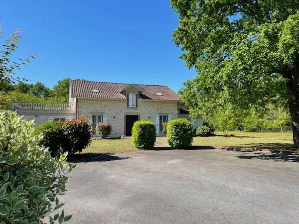 Ancien relais de chasse rénové de 237 m2 avec piscine et grand garage sur terrain 3345 m2 