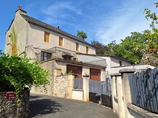 Vends maison un bien a fort potentiel,dans un environnement calme et verdoyant. Prévoir d'important 