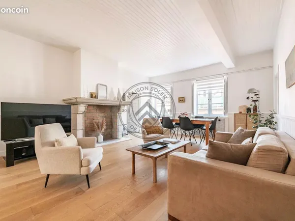 Studio 5 pièces 167 m² 