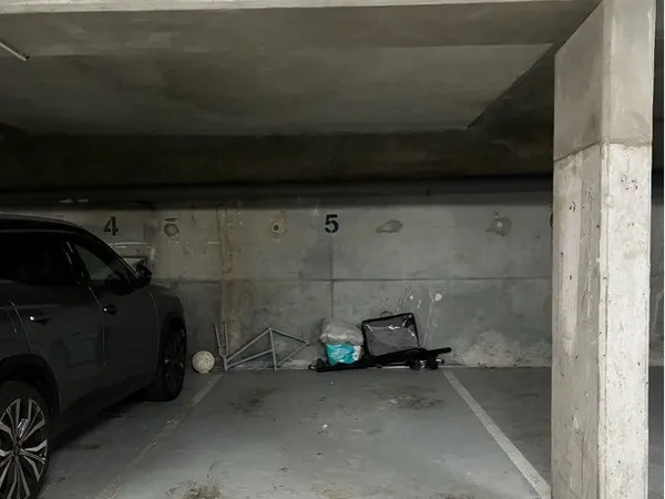 Loue place de parking dans résidence sécurisée avenue Jean Monnet à issy les Moulineaux 