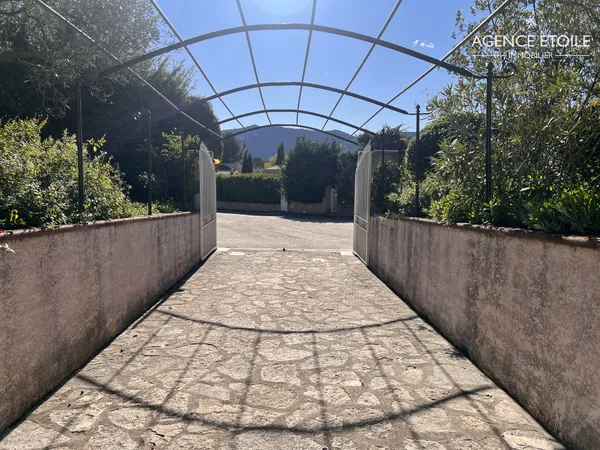 Gémenos Villa individuelle 137 m2 + 90 m2 d'annexes Gara 