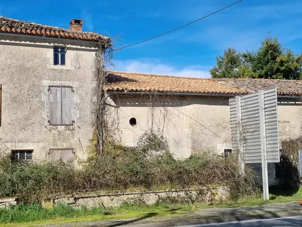 Maison de village à rénover avec ancien magasin 