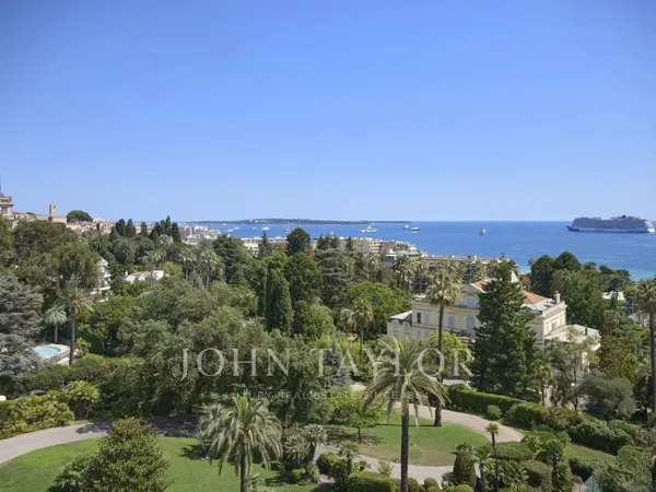 Cannes proche plages splendide appartement dernier étage vue mer panoramique 