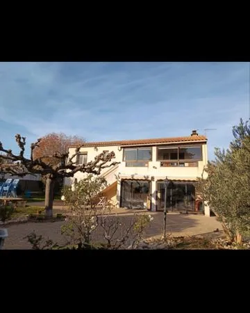 Maison de 130 M2 avec appartement supplémentaire et piscine 