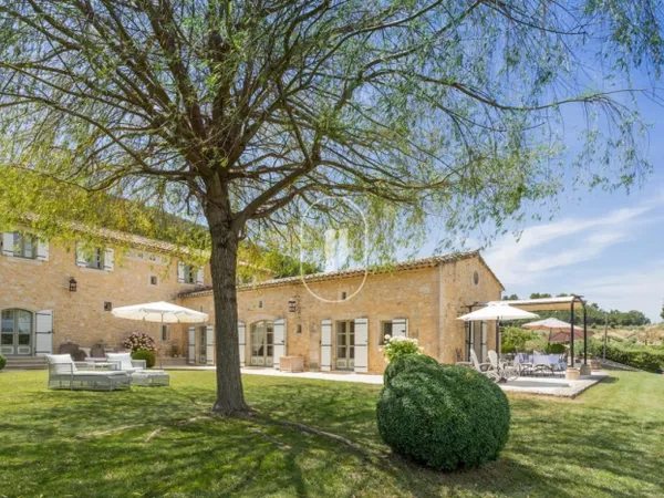 Mas du 18e avec vue exceptionnelle à vendre à Bonnieux 