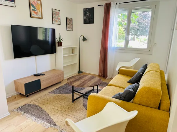 Charmant 2 pièces rénové en rez-de-chaussée, avec cave et parking, immeuble ravalé 
