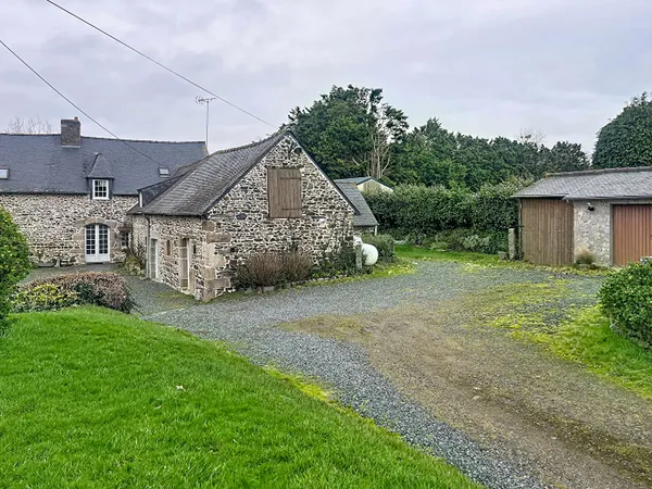 Maison en pierre mitoyenne située au calme à Pordic 