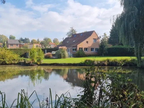 Superbe maison avec étang 