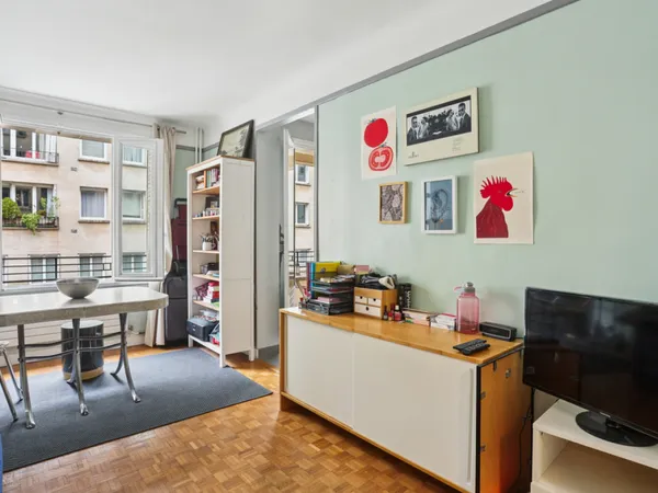 Champ de Mars - Studio avec loggia, très bon état 