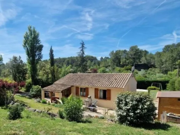 Jolie villa 78 m2 hab. sur terrain paysagé 1 500 m2. 