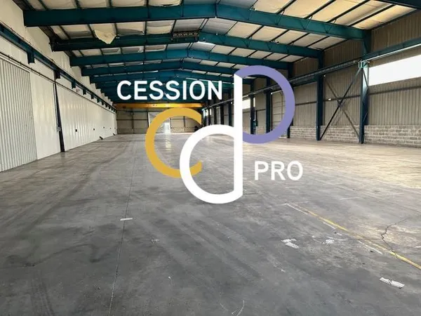 LOCATION D'UN HANGAR DE 1 700 M2 + 800 M2 DE PARKING EN ZONE D'ACTIVITE PROCHE SAINT-REMY-DE-PROVENC