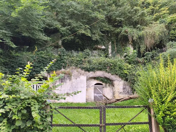 Terrain de loisirs avec caves 