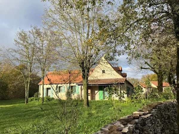 Maison en pierre sur grand terrain avec dépendance 
