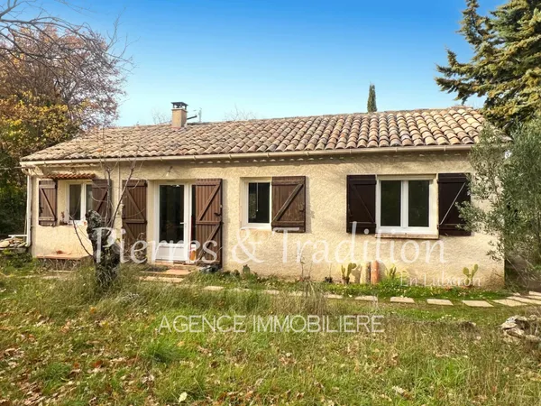 Provence, Viens, maison de plain pied rénovée avec jardin 