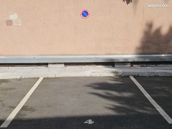 Parking auto milieu rue Bernard Mulé 31400 Toulouse 