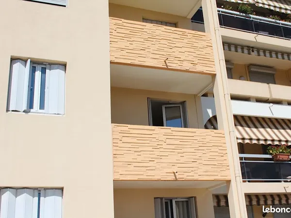 Studio 24m2 vide balcon ascenseur Oree de la garde 