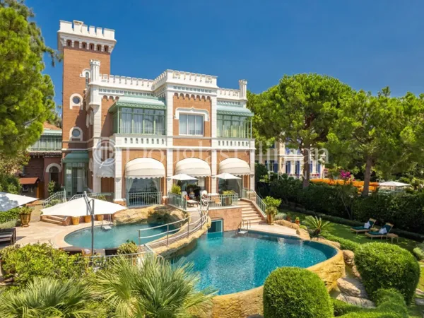 CAP D'ANTIBES : Villa iconique front de mer au Cap d'Antibes 