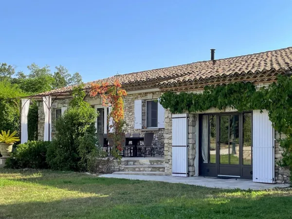 Superbe Mas en pierre de 182 m² avec jardin et piscine 