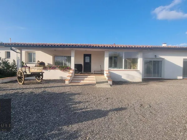 Maison de plain-pied 5 pièces 253 m² 