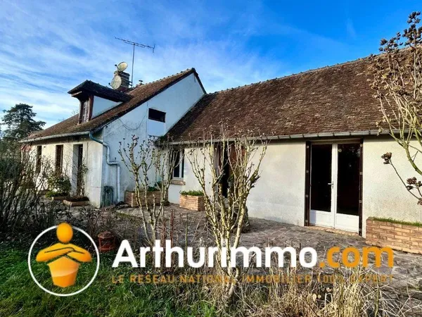 Maison de caractère avec dépendances, dans un environnement verdoyant et paisible. 