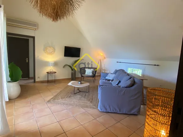 A LOUER TRES BEL APPARTEMENT F3 MEUBLÉ A ST PIERRE CENTRE 