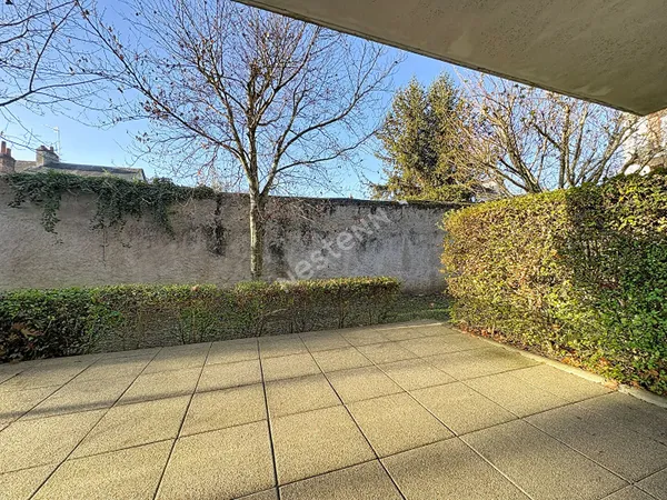 Appartement T3 - Centre-ville de Tours - Calme, terrasse Ouest et parking à deux pas des Halles 