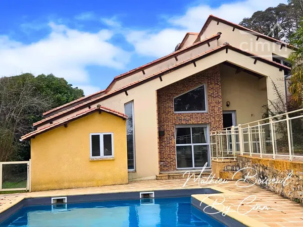 Maison d'architecte avec dépendance sur un terrain d'1ha600 