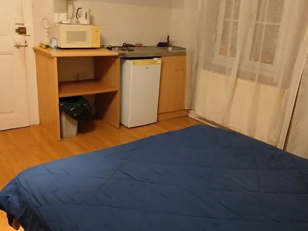 Chambre meublee 