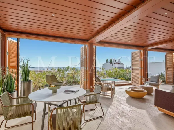 Cannes Centre Ville - Appartement en dernier étage avec vue mer à vendre 