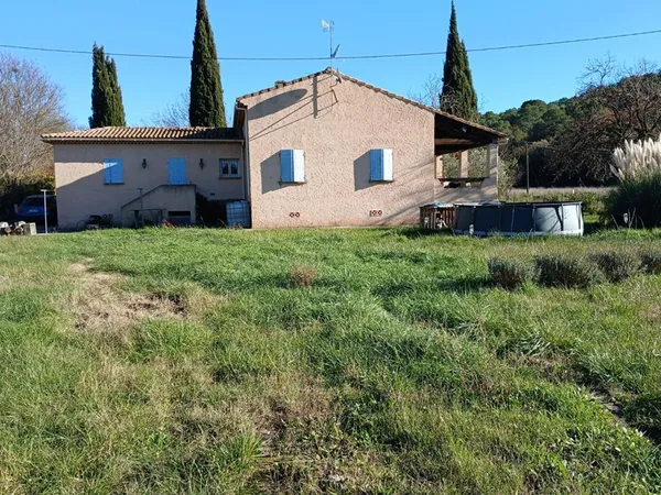 Maison T4 de 149m² avec véranda, terrasses et garage sur 2075m² de terrain - LE VAL 