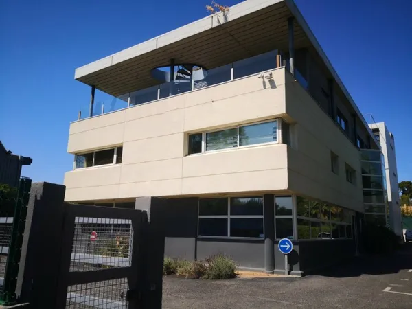 A louer 700 m2 de bureaux avec parkings