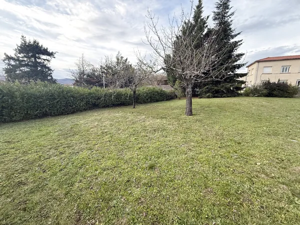 Terrain plat et arboré de 528 m2 Idéal pour votre projet i 