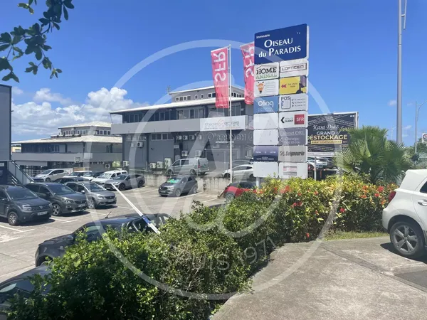 Local commercial à Baie - Mahault 2140 € /mois + charges 