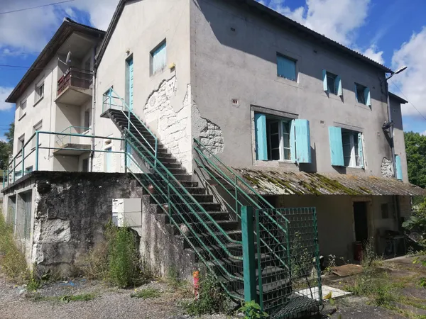Maison de bourg, terrasse, parking, sur 3 niveaux. 